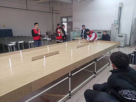 人们在房间里中度可信度描述已自动生成