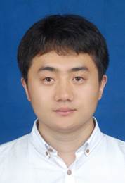 穿着衬衫的男孩描述已自动生成