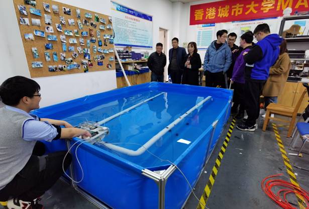 蓝色房间里的人们中度可信度描述已自动生成