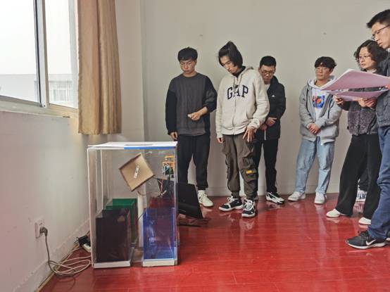 一群人站在房间里描述已自动生成